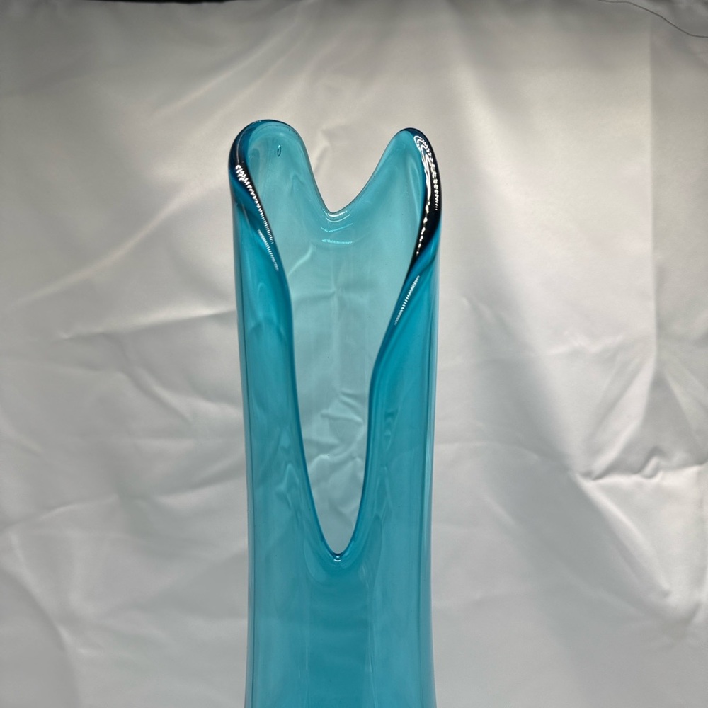 Elegant Teal Glass Vase for Contemporary Spaces - Picture 6 of 10
